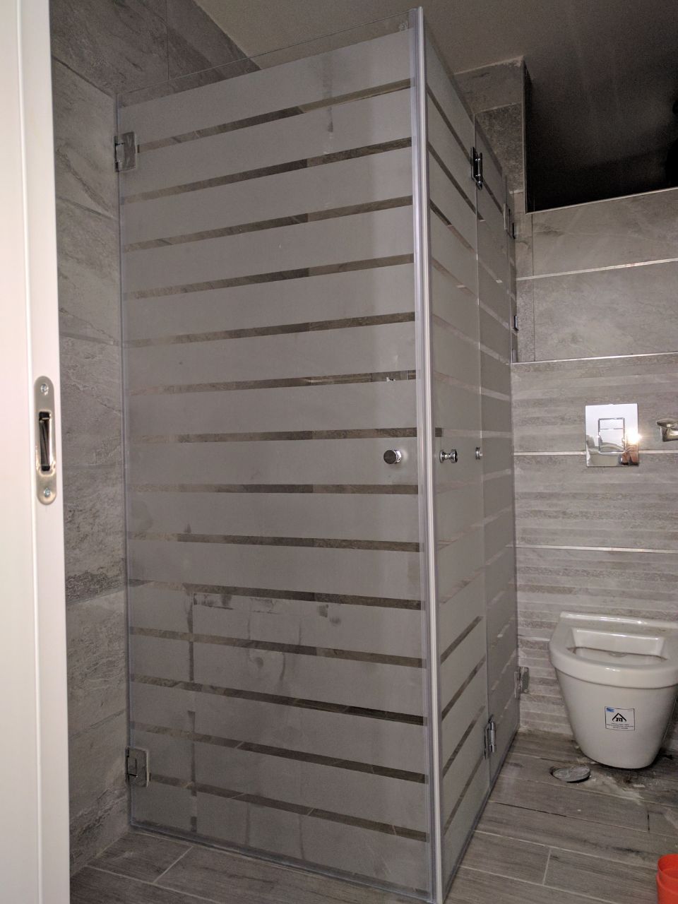 מקלחון זכוכית פינתי קבוע ושני דלתות עם פסים בהתזת חול